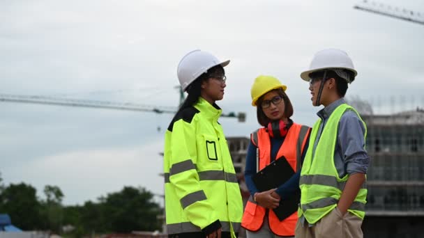 Ingénieurs Jeunes Seniors Discutent Des Travaux Construction Grands Bâtiments Trois — Video