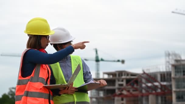 Ingenieros Jóvenes Mayores Discuten Sobre Trabajo Gran Edificio Construcción Tres — Vídeo de stock