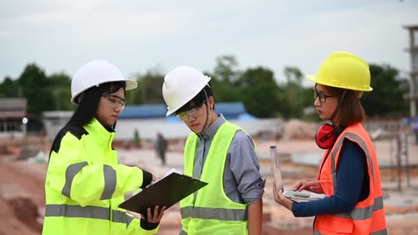 Engenheiros Discutindo Trabalho Grandes Edifícios Construção — Vídeo de Stock