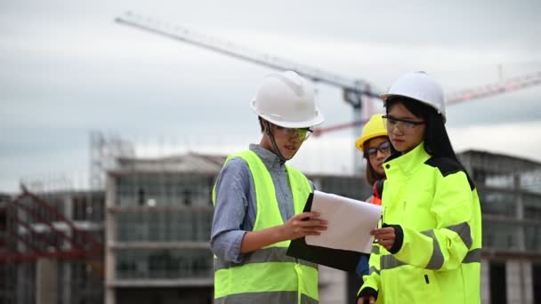 Engenheiros Discutindo Trabalho Grandes Edifícios Construção — Vídeo de Stock