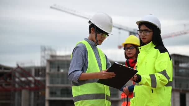 Engenheiros Discutindo Trabalho Grandes Edifícios Construção — Vídeo de Stock