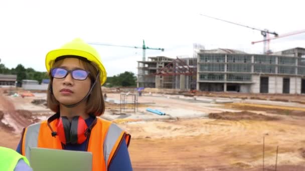 Engenheiros Discutindo Trabalho Grandes Edifícios Construção — Vídeo de Stock