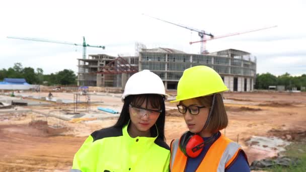 Ingenieros Discutiendo Trabajo Gran Edificio Construcción — Vídeos de Stock