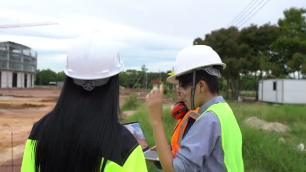 Ingenieros Discutiendo Trabajo Gran Edificio Construcción — Vídeos de Stock