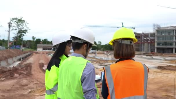 Ingenieros Discutiendo Trabajo Gran Edificio Construcción — Vídeo de stock