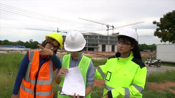 Engenheiros Discutindo Trabalho Grandes Edifícios Construção — Vídeo de Stock