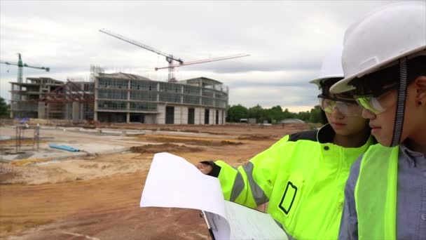 Ingenieros Discutiendo Trabajo Gran Edificio Construcción — Vídeos de Stock