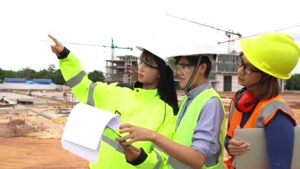 Ingénieurs Discutant Des Travaux Grands Bâtiments Construction — Video