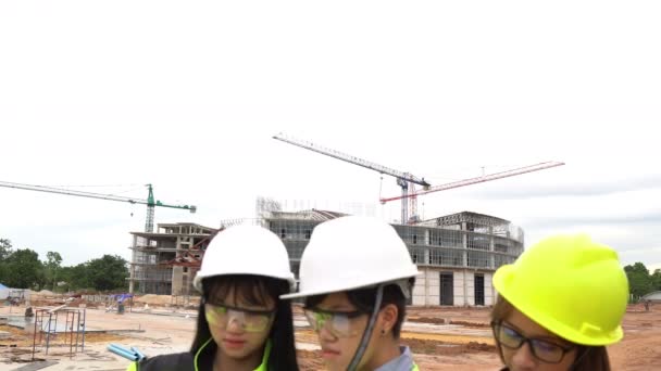 Inżynierowie Omawiający Prace Budowlane Dużego Budynku — Wideo stockowe