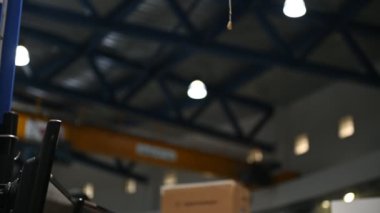 Büyük fabrikada yüksek performanslı bilgisayarlarda çalışan mühendis bilgisayar işçisi, büyük makinelerin işleyişini kontrol eden, robotu çalıştırmak için bir program yazan, ciddi programcı