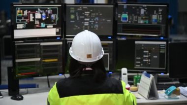 Mühendis bilgisayar işçisi büyük makineleri kontrol ediyor