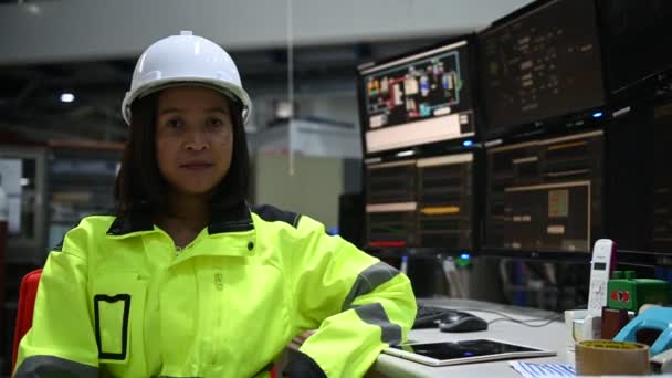 Ingeniero Trabajador Computadora Computadoras Alto Rendimiento Con Mucho Monitor Fábrica — Vídeos de Stock