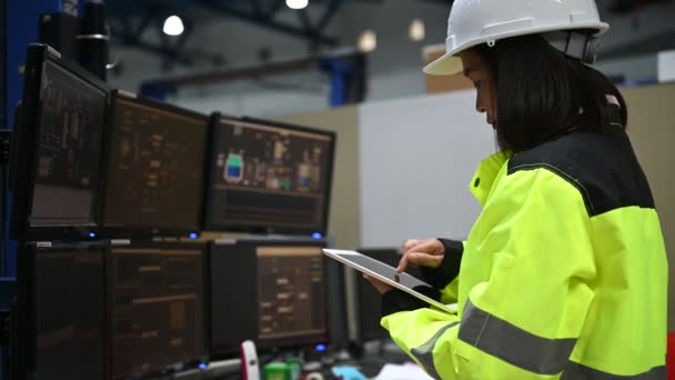 Ingeniero Trabajador Computadora Computadoras Alto Rendimiento Con Mucho Monitor Fábrica — Vídeos de Stock