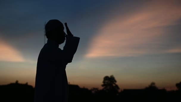 Молодой Азиат Мусульманин Молится Фоне Заката — стоковое видео