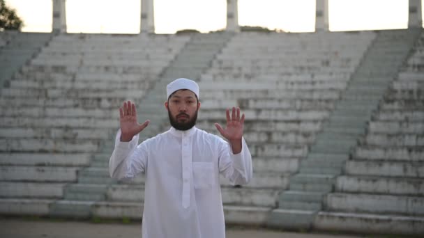 Jovem Asiático Muçulmano Homem Orando Durante Dia Ramadã Festival Conceito — Vídeo de Stock