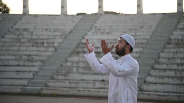 Pemuda Muslim Asia Berdoa Siang Hari Ramadan Konsep Festival — Stok Video