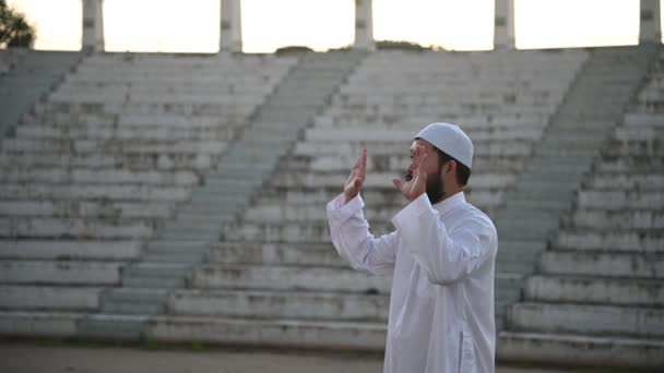 Ung Asiatisk Muslim Man Ber Dagtid Ramadan Festival Koncept — Stockvideo