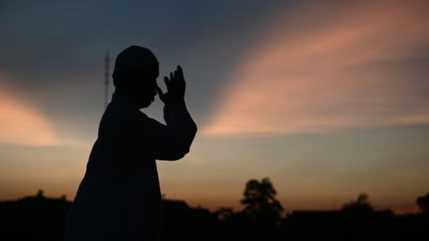 Νεαρός Ασιάτης Μουσουλμάνος Προσεύχεται Στο Φόντο Ηλιοβασίλεμα — Αρχείο Βίντεο