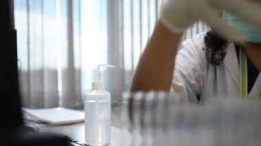 Laboratuvarda antiretroviral ilaçlar bulmak için kimyasalları karıştıran kimyagerleri kapatın. Coronavirus konsepti.