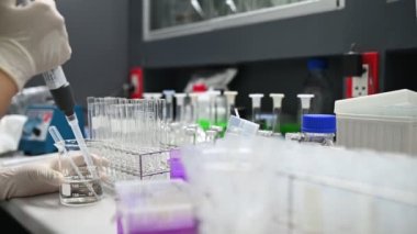 Laboratuvarda antiretroviral ilaçlar bulmak için kimyasalları karıştıran kimyagerleri kapatın. Coronavirus konsepti.