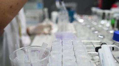 Laboratuvarda antiretroviral ilaçlar bulmak için kimyasalları karıştıran kimyagerleri kapatın. Coronavirus konsepti.