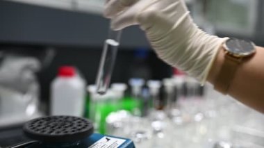 Laboratuvarda antiretroviral ilaçlar bulmak için kimyasalları karıştıran kimyagerleri kapatın. Coronavirus konsepti.