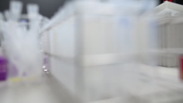 Laboratuvarda Antiretroviral Ilaçlar Bulmak Için Kimyasalları Karıştıran Kimyagerleri Kapatın Coronavirus — Stok video