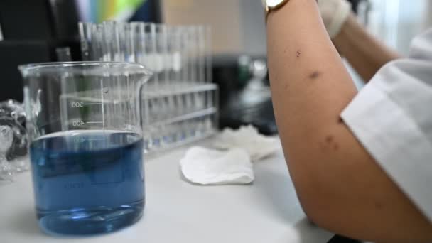 항바이러스제를 연구실에서 화학자들 물질을 코로나 바이러스 Coronavirus — 비디오
