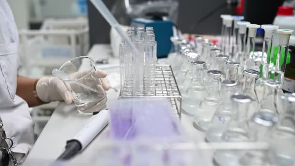 化肥师在化验室里混合化学药品寻找抗逆转录病毒药物的特写 验尸官概念 — 图库视频影像