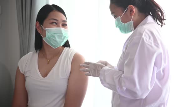 Asiatisk Läkare Injektion Vaccin För Att Skydda Virus Covid Till — Stockvideo