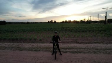 Kırsal bölgede bisiklete binen insanların hava manzarası 