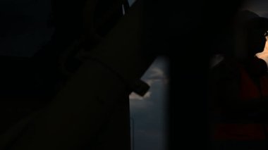 Su deposunda çalışan çevre mühendisinin silueti