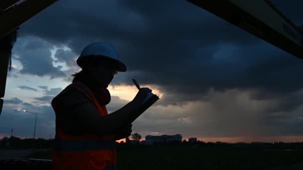 Silhouette Ingénieur Environnement Travaillant Usine Stockage Eau — Video