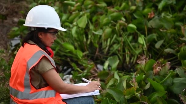 Ingenieros Ambientales Trabajan Planta Almacenamiento Agua Verifican Del Agua Verifican — Vídeo de stock