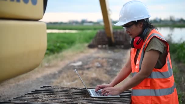 Ingenieros Ambientales Trabajan Planta Almacenamiento Agua Verifican Del Agua Verifican — Vídeo de stock