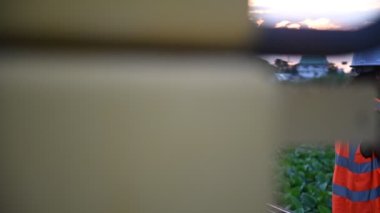 Çevre mühendisleri su depolama tesisinde çalışıyor, suyun pH 'ını kontrol ediyorlar, suyun kalitesini kontrol ediyorlar.