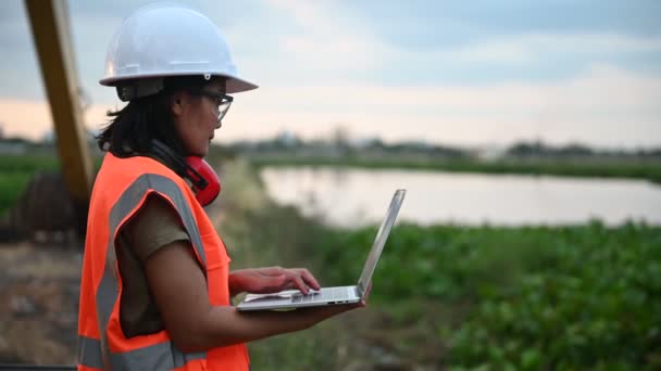 Umweltingenieure Arbeiten Wasserspeicher Überprüfen Den Wert Des Wassers Prüfen Die — Stockvideo