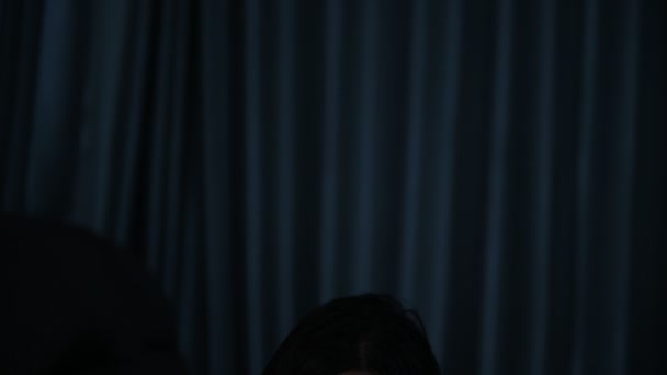 Mujer Asiática Jugando Juegos Teléfonos Inteligentes Cama Por Noche Concepto — Vídeo de stock