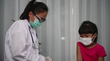 Virüsü koruyan Asyalı doktor enjeksiyon aşısı covid-19 tıbbi maske takıyor