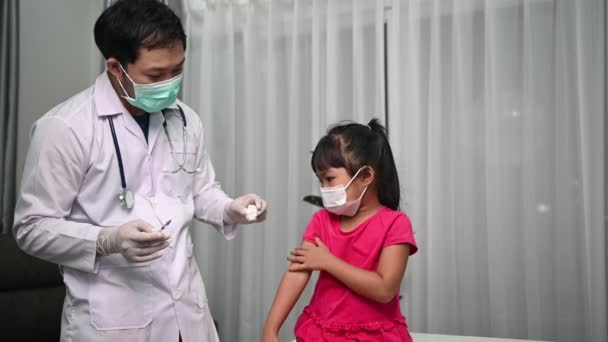 Asian Doctor Injection Vaccine Protecting Virus Covid Girl Wear Medical — Stock Video