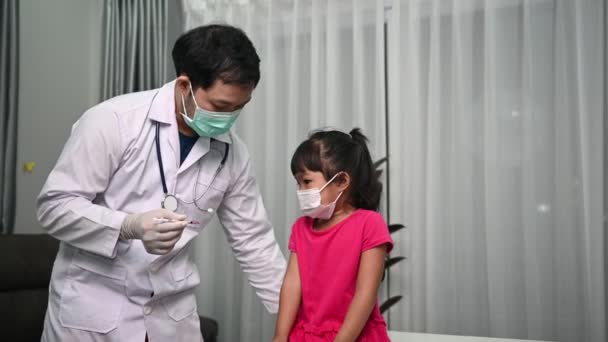 Vacuna Inyectable Médica Asiática Para Proteger Virus Covid Para Niña — Vídeo de stock