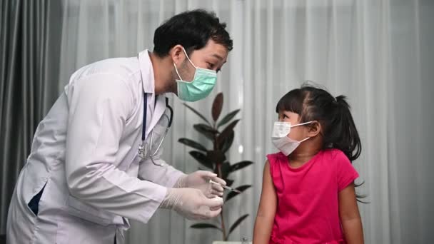 Vacuna Inyectable Médica Asiática Para Proteger Virus Covid Para Niña — Vídeo de stock