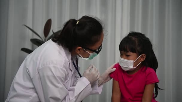 Азиатский Врач Инъекции Вакцины Защиты Вируса Covid Девушки Носить Медицинскую — стоковое видео