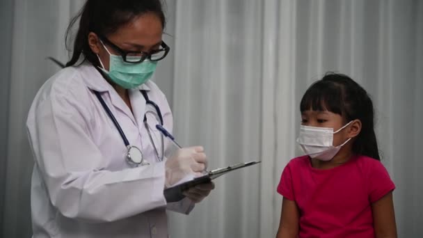 Азиатский Врач Инъекции Вакцины Защиты Вируса Covid Девушки Носить Медицинскую — стоковое видео