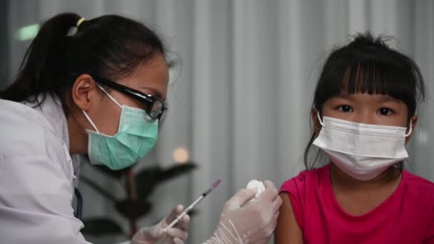 Asiatique Médecin Injection Vaccin Pour Protéger Virus Covid Pour Fille — Video