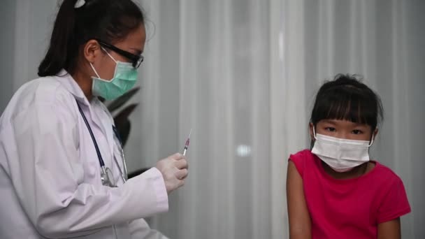 Vacuna Inyectable Médica Asiática Para Proteger Virus Covid Para Niña — Vídeo de stock