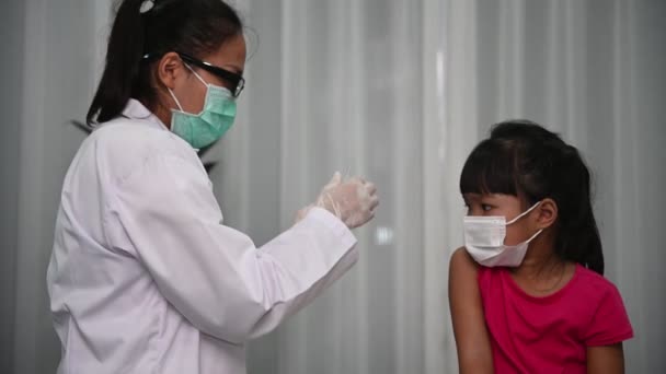 Vacuna Inyectable Médica Asiática Para Proteger Virus Covid Para Niña — Vídeos de Stock