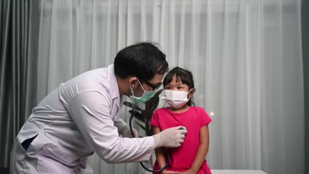 Asiatische Arzt Injektion Impfstoff Zum Schutz Von Virus Covid Mädchen — Stockvideo