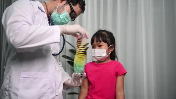 Vacuna Inyectable Médica Asiática Para Proteger Virus Covid Para Niña — Vídeo de stock