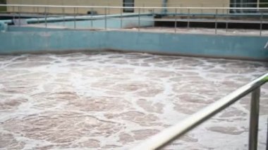 Çevre mühendisleri atık su arıtma tesislerinde, Su geri dönüşüm tesisinde tekrar kullanılmak üzere çalışan su tedarik mühendisliğinde çalışıyorlar